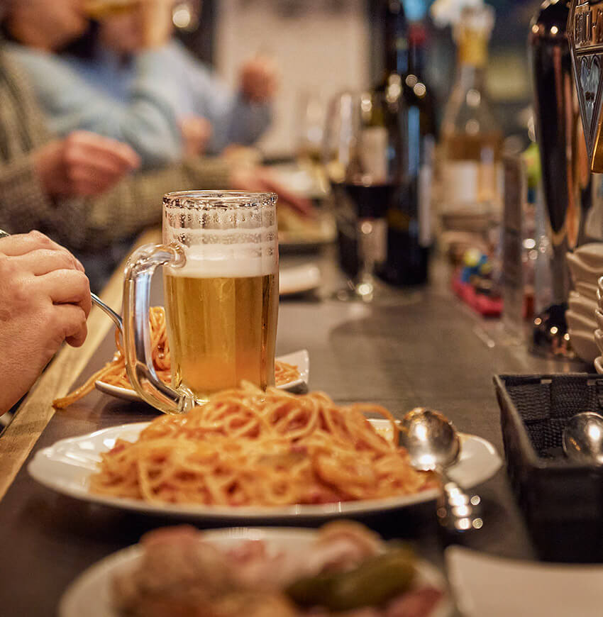 カウンターに並ぶお料理とお酒